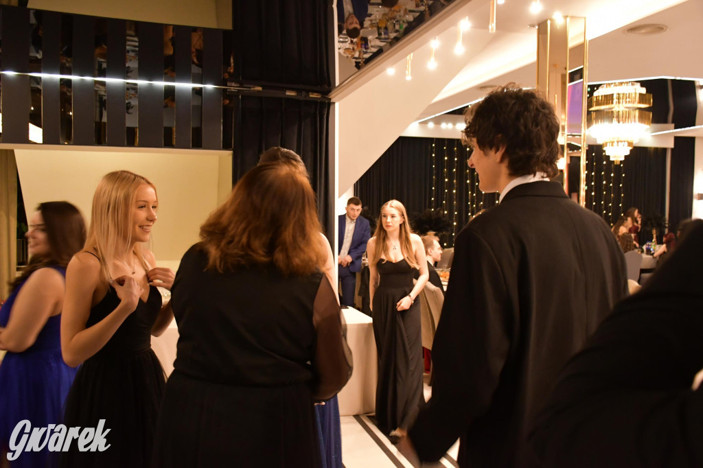 Maturzyści z Chemika zatańczyli swojego poloneza