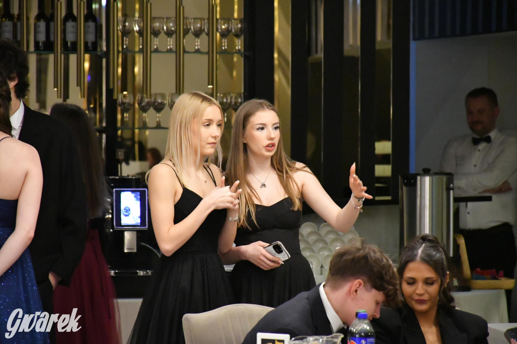 Maturzyści z Chemika zatańczyli swojego poloneza