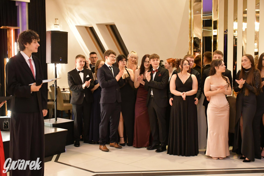 Maturzyści z Chemika zatańczyli swojego poloneza