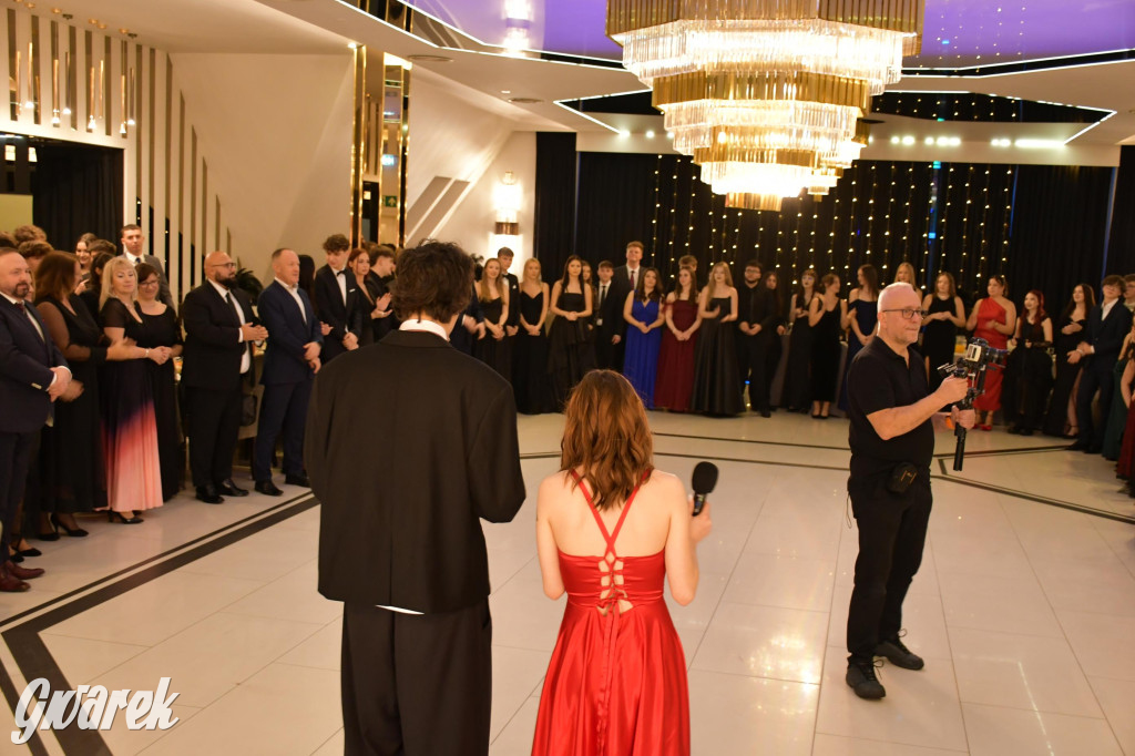 Maturzyści z Chemika zatańczyli swojego poloneza