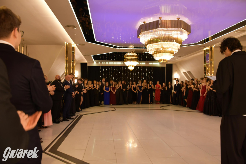 Maturzyści z Chemika zatańczyli swojego poloneza