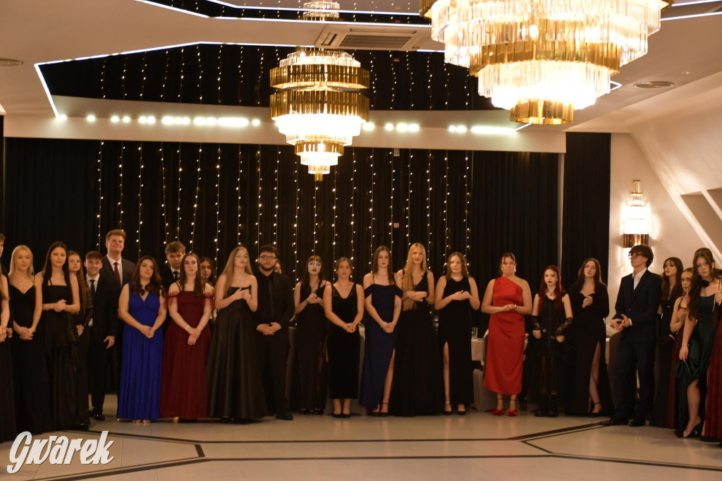 Maturzyści z Chemika zatańczyli swojego poloneza