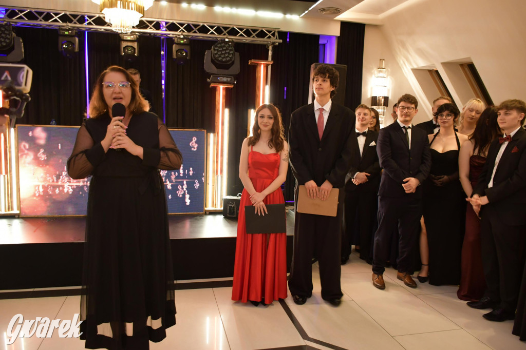 Maturzyści z Chemika zatańczyli swojego poloneza