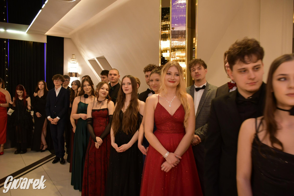 Maturzyści z Chemika zatańczyli swojego poloneza