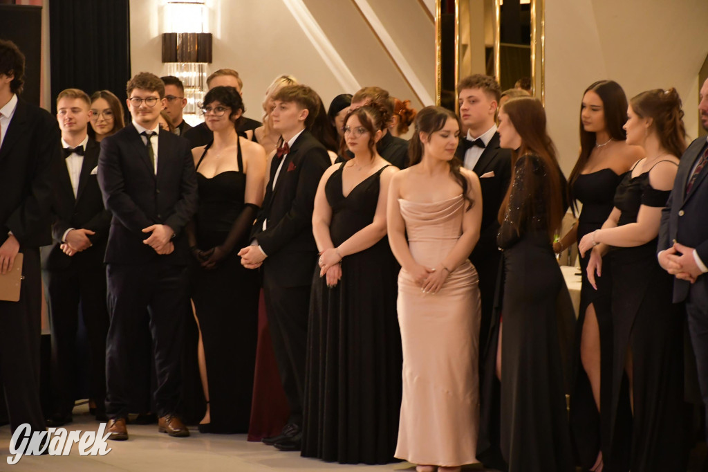 Maturzyści z Chemika zatańczyli swojego poloneza