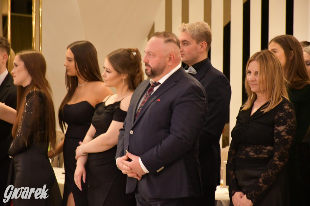 Maturzyści z Chemika zatańczyli swojego poloneza