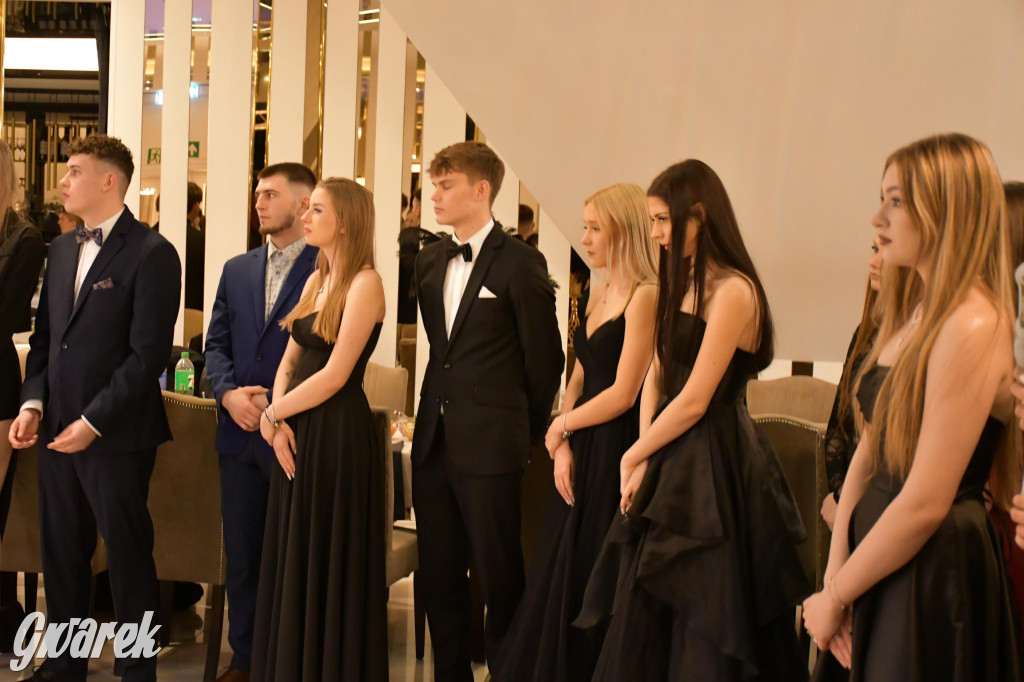 Maturzyści z Chemika zatańczyli swojego poloneza