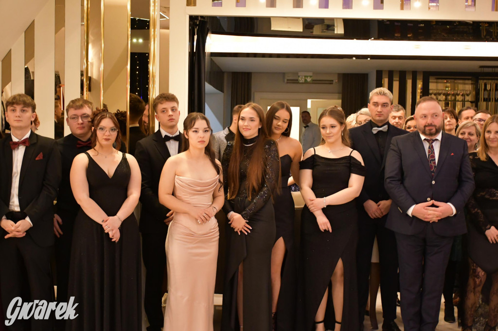 Maturzyści z Chemika zatańczyli swojego poloneza