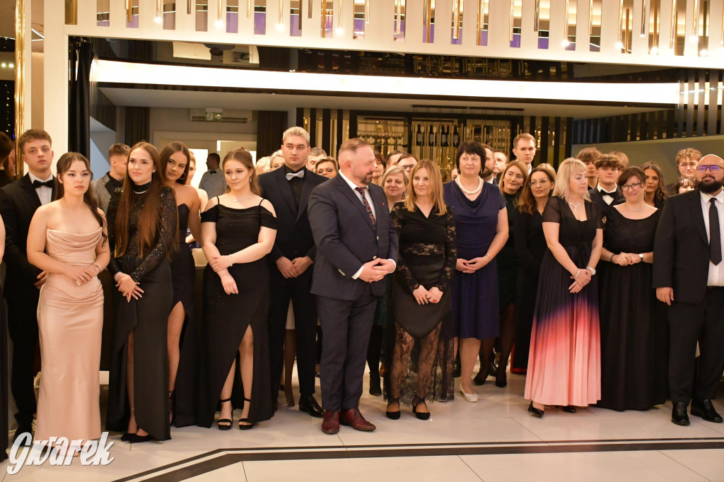 Maturzyści z Chemika zatańczyli swojego poloneza