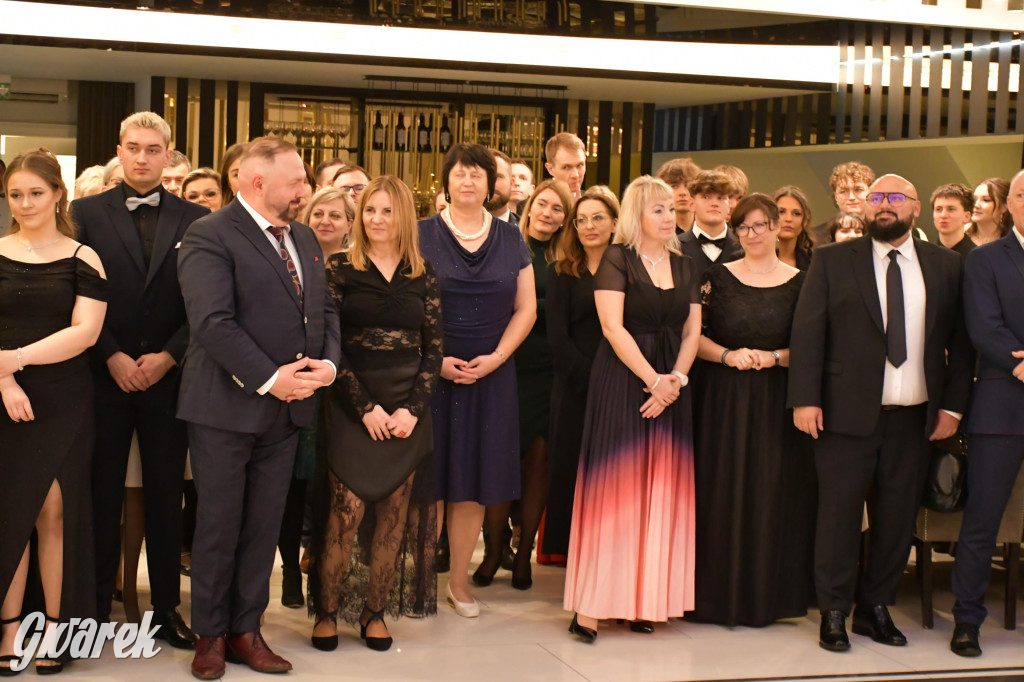 Maturzyści z Chemika zatańczyli swojego poloneza