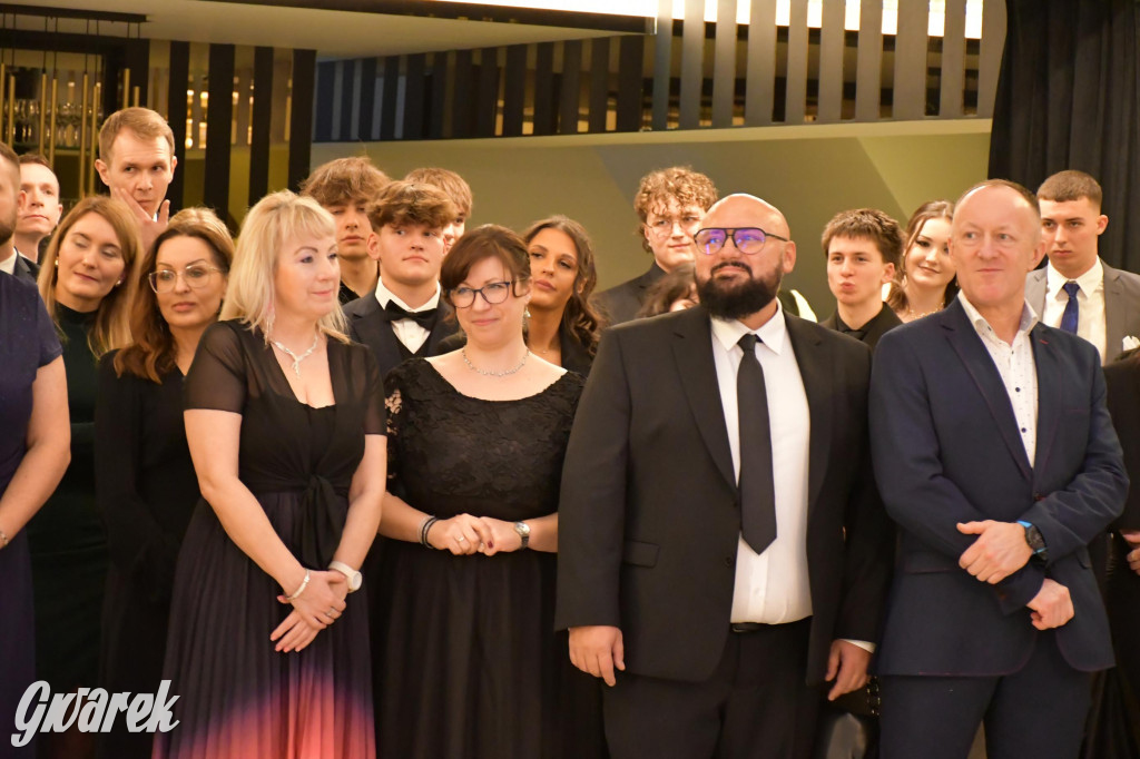 Maturzyści z Chemika zatańczyli swojego poloneza