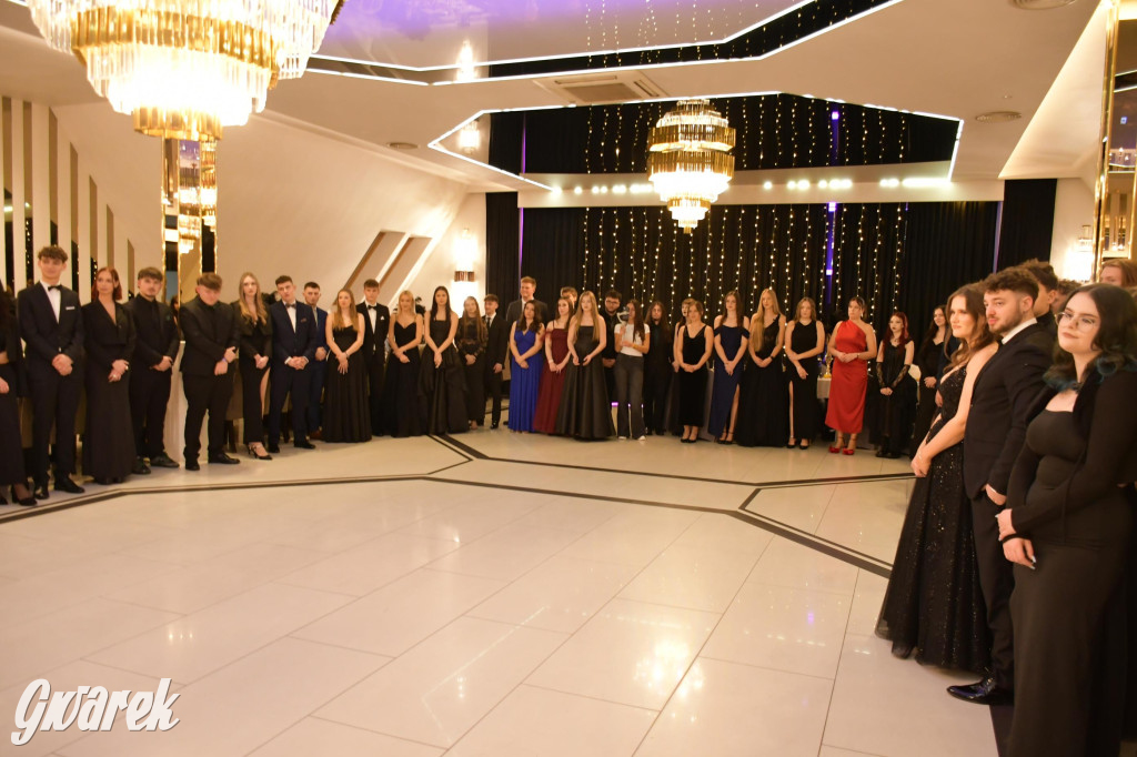 Maturzyści z Chemika zatańczyli swojego poloneza