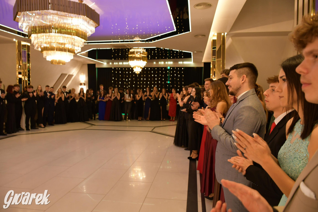 Maturzyści z Chemika zatańczyli swojego poloneza