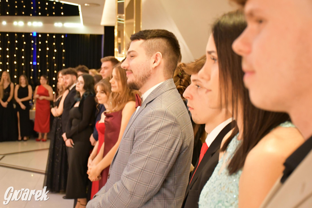 Maturzyści z Chemika zatańczyli swojego poloneza