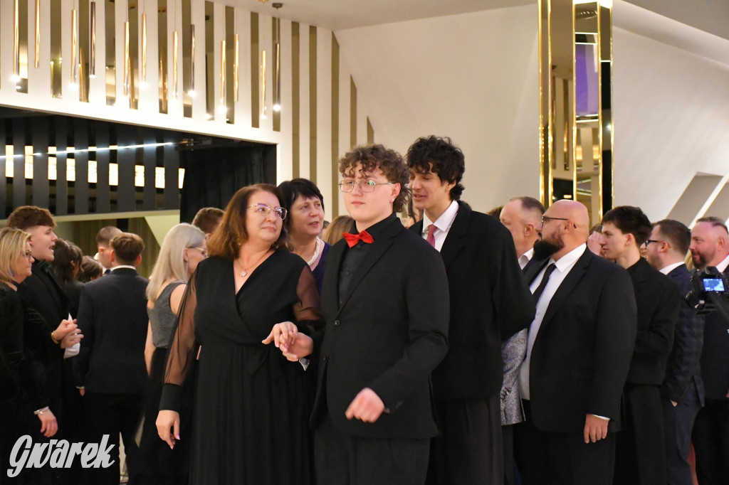 Maturzyści z Chemika zatańczyli swojego poloneza