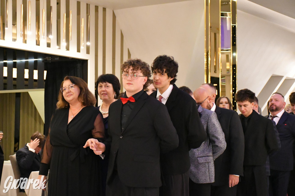 Maturzyści z Chemika zatańczyli swojego poloneza