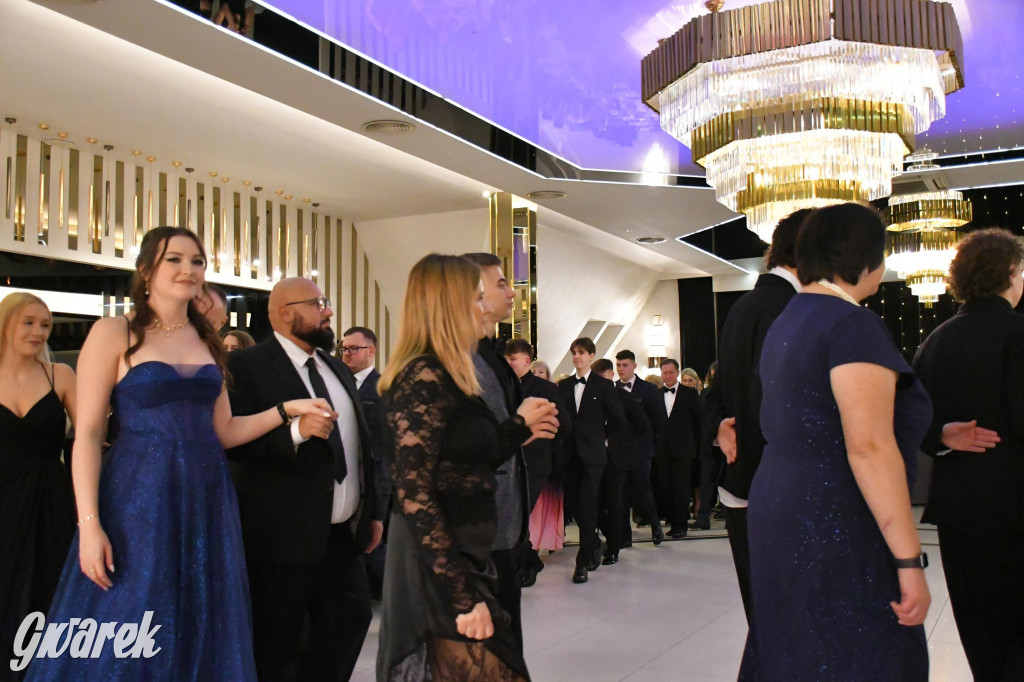 Maturzyści z Chemika zatańczyli swojego poloneza