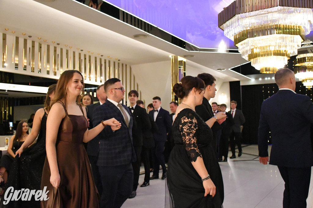 Maturzyści z Chemika zatańczyli swojego poloneza