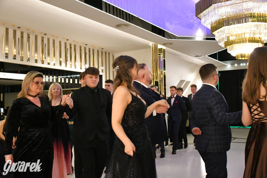 Maturzyści z Chemika zatańczyli swojego poloneza