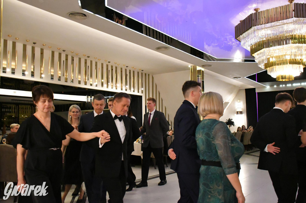 Maturzyści z Chemika zatańczyli swojego poloneza