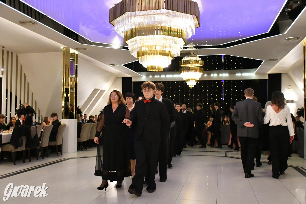 Maturzyści z Chemika zatańczyli swojego poloneza