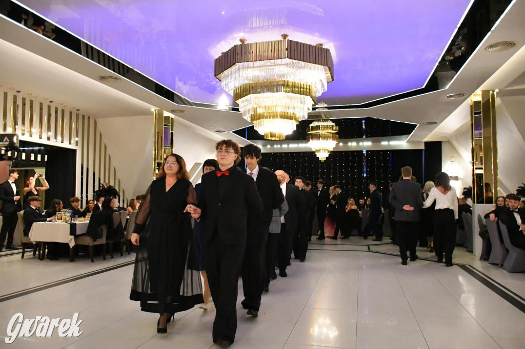 Maturzyści z Chemika zatańczyli swojego poloneza