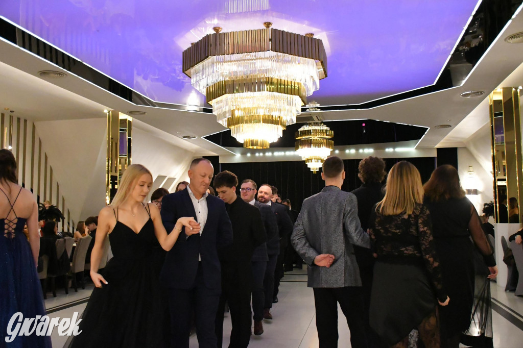 Maturzyści z Chemika zatańczyli swojego poloneza