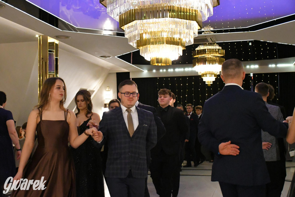 Maturzyści z Chemika zatańczyli swojego poloneza