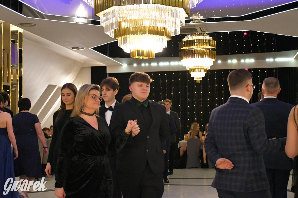 Maturzyści z Chemika zatańczyli swojego poloneza