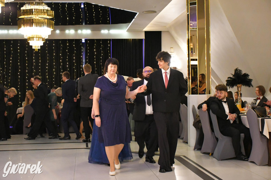 Maturzyści z Chemika zatańczyli swojego poloneza