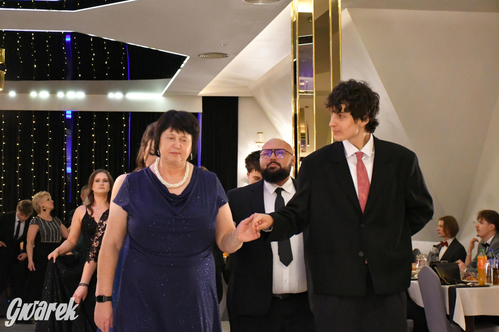 Maturzyści z Chemika zatańczyli swojego poloneza