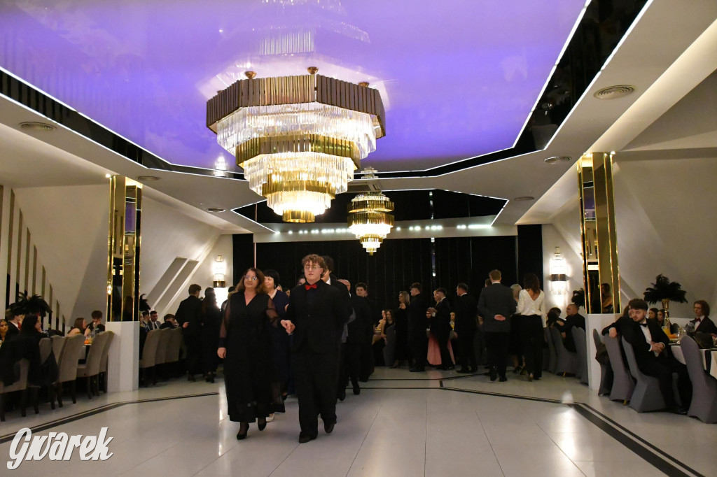 Maturzyści z Chemika zatańczyli swojego poloneza