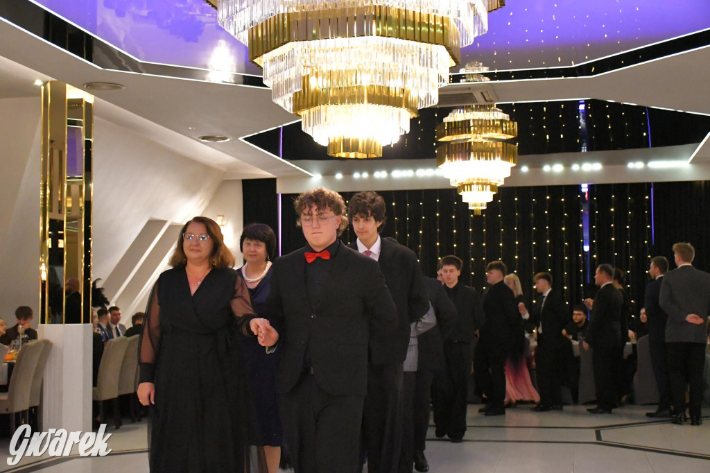 Maturzyści z Chemika zatańczyli swojego poloneza