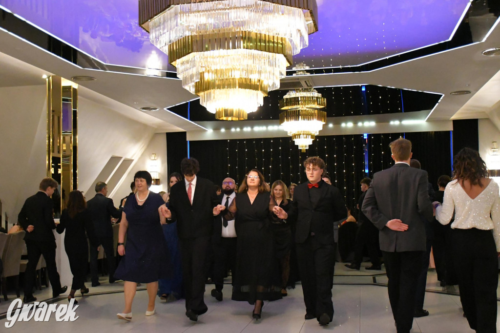 Maturzyści z Chemika zatańczyli swojego poloneza