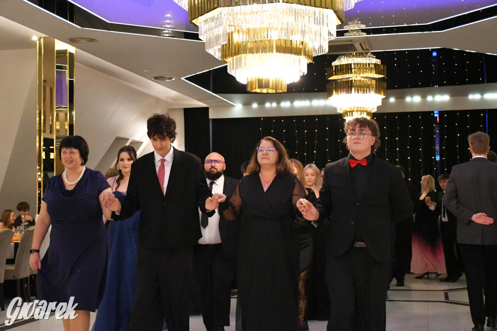 Maturzyści z Chemika zatańczyli swojego poloneza