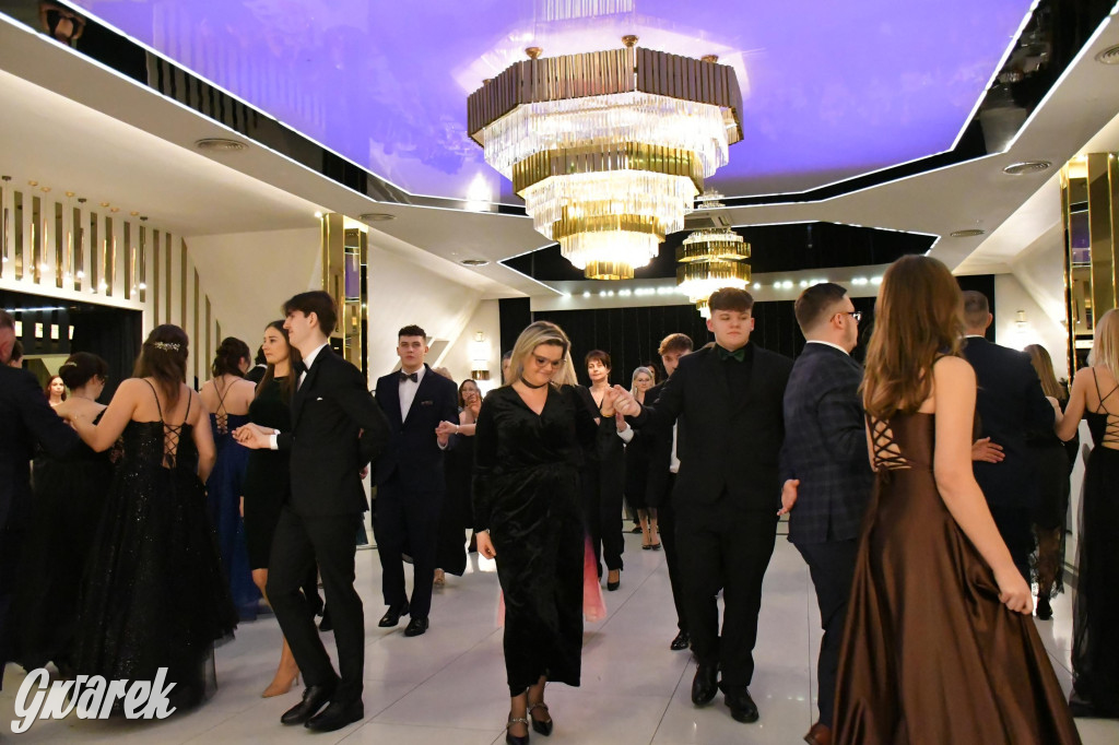 Maturzyści z Chemika zatańczyli swojego poloneza