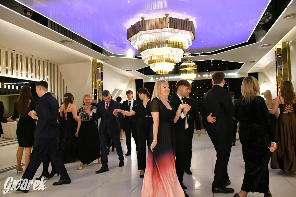 Maturzyści z Chemika zatańczyli swojego poloneza