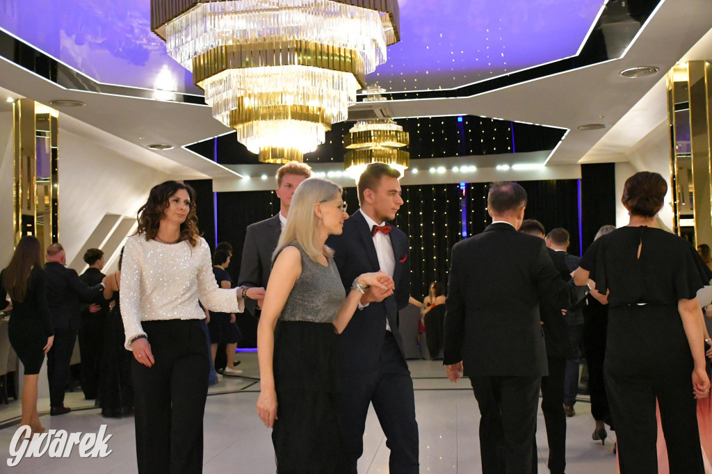 Maturzyści z Chemika zatańczyli swojego poloneza