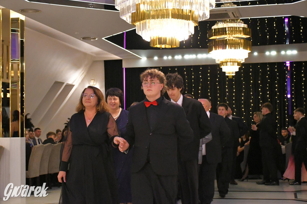 Maturzyści z Chemika zatańczyli swojego poloneza