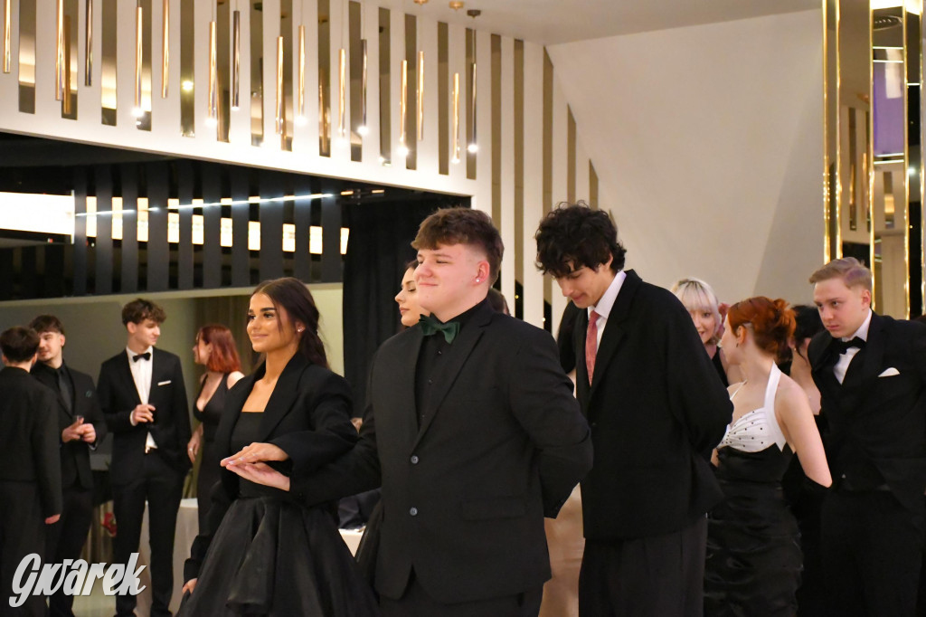 Maturzyści z Chemika zatańczyli swojego poloneza