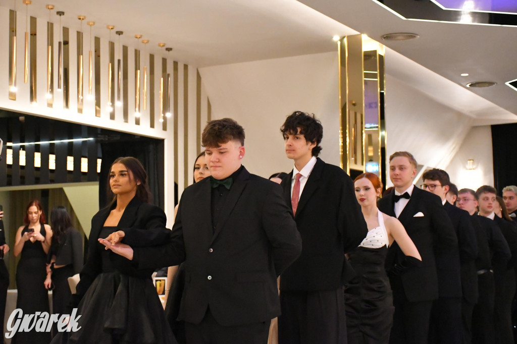 Maturzyści z Chemika zatańczyli swojego poloneza