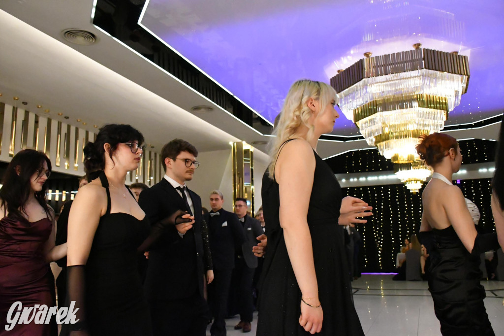 Maturzyści z Chemika zatańczyli swojego poloneza