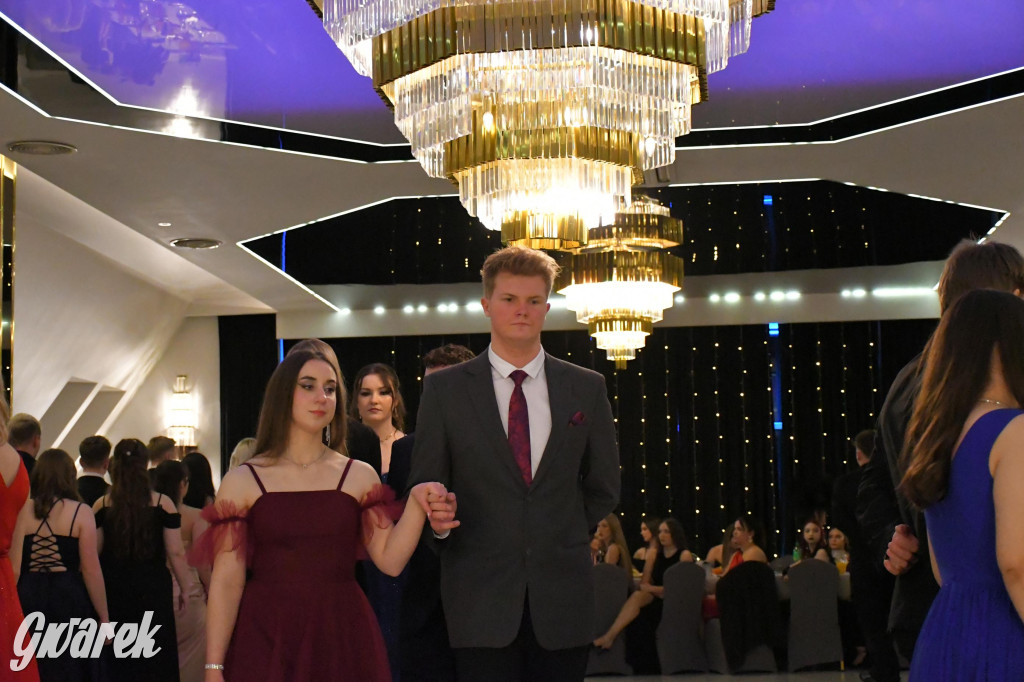 Maturzyści z Chemika zatańczyli swojego poloneza