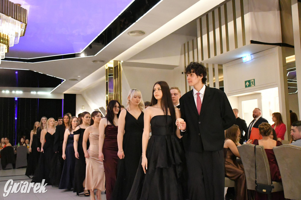 Maturzyści z Chemika zatańczyli swojego poloneza