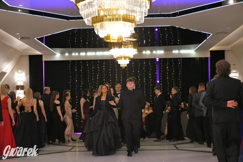 Maturzyści z Chemika zatańczyli swojego poloneza