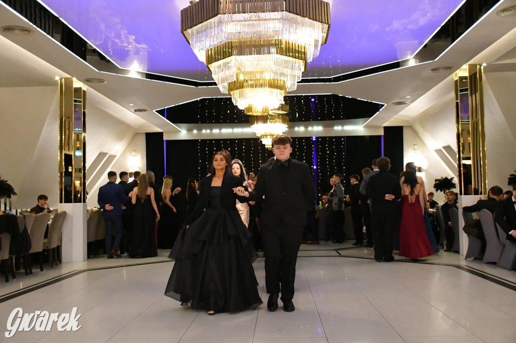 Maturzyści z Chemika zatańczyli swojego poloneza