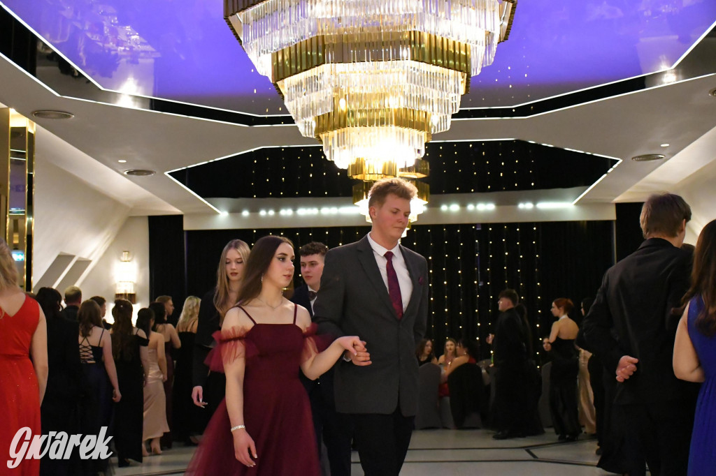 Maturzyści z Chemika zatańczyli swojego poloneza