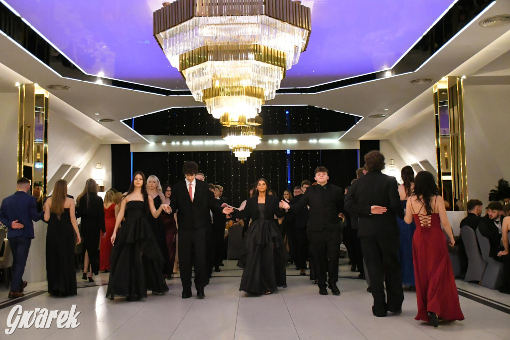 Maturzyści z Chemika zatańczyli swojego poloneza