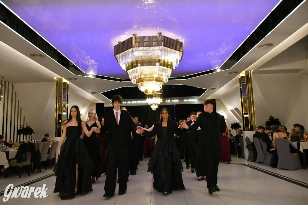 Maturzyści z Chemika zatańczyli swojego poloneza