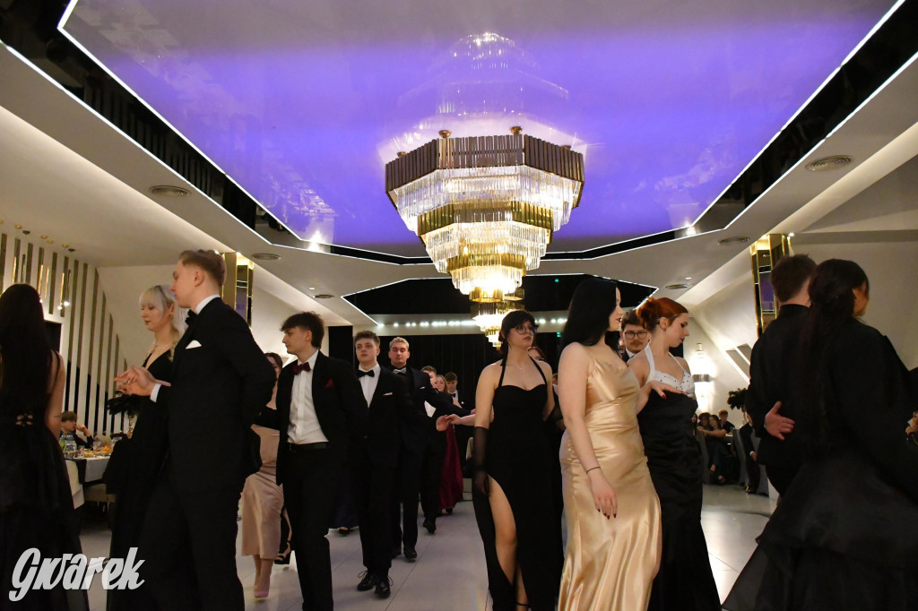 Maturzyści z Chemika zatańczyli swojego poloneza